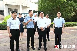 哎……进球功臣费南多因伤被换下，表情痛苦在场边就地接受治疗